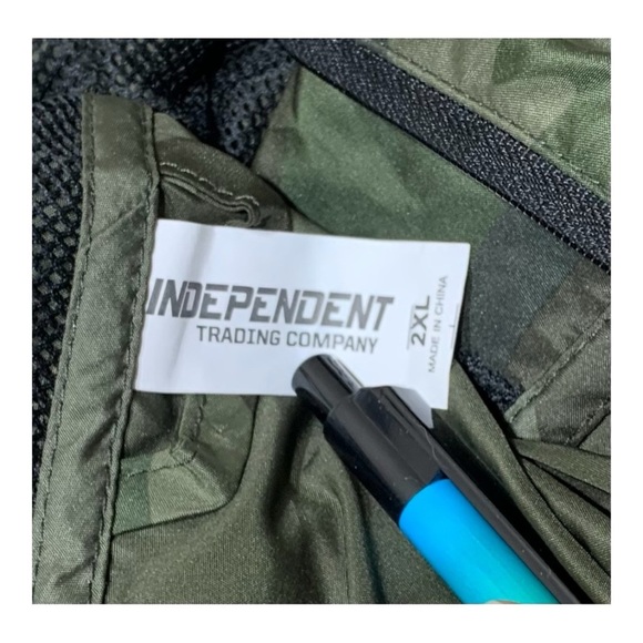 Men’s Dylan Scott “Living The Best Life” Tour Camo Zip Front Hooded Windbreaker - Picture 5 of 5